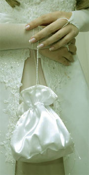 Нужна ли невесте на свадьбе сумочка?